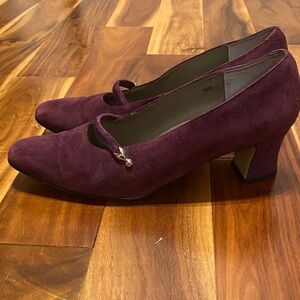 Women's Size 7.5 Elegant Vintage Purple Suede Heels